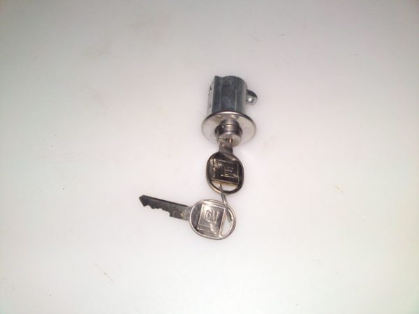 68--82 Lock , Rear Center Compt w / Key
